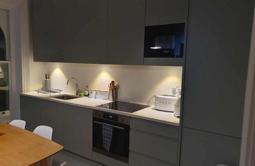 Clissold Apartment | Charming Apartment Steps Away From Islington