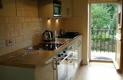 Hathersage House | Charming Barn-Hathersage - Private Off Road Parking -Stunning Views & Mill Pond