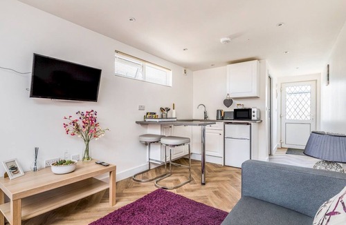 East Wittering Apartment | Charming Chalet A Stone's Throw From The Beach! - Pass the Keys