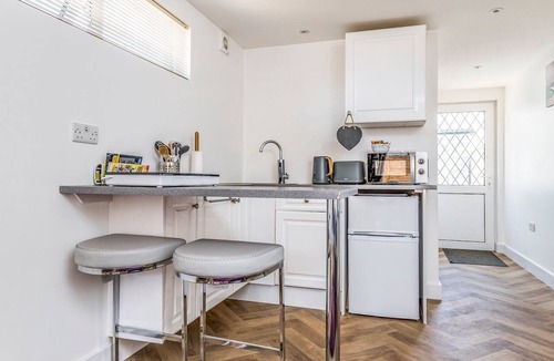 East Wittering Apartment | Charming Chalet A Stone's Throw From The Beach! - Pass the Keys