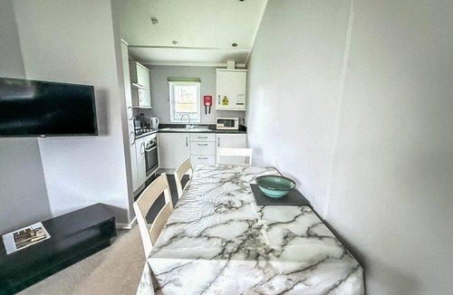 Oulton Broad Ski Chalet | Charming chalet on a fantastic holiday park in Lowestoft ref 12077B