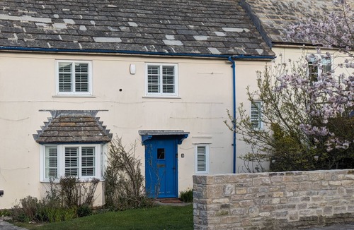 Corfe Castle Village Cottage | Charming Corfe Castle Escape with Steam Train Views