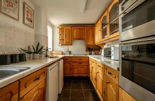 Blandford Saint Mary Apartment | CHARMING COTTAGE - SPECIAL GATEAWAY | SLEEPS 8 | HOT TUB | BBQ | PATIO | WI-FI | PET ALLOWED