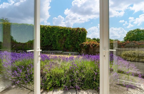 Blandford Saint Mary Apartment | CHARMING COTTAGE - SPECIAL GATEAWAY | SLEEPS 8 | HOT TUB | BBQ | PATIO | WI-FI | PET ALLOWED