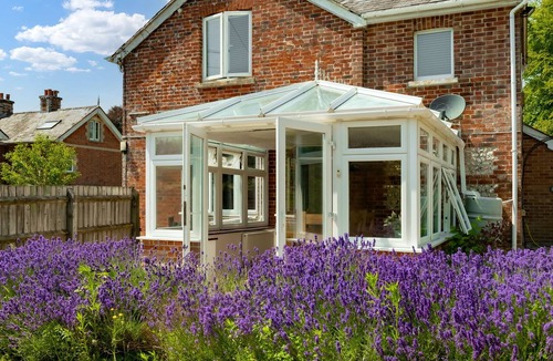 Blandford Saint Mary Apartment | CHARMING COTTAGE - SPECIAL GATEAWAY | SLEEPS 8 | HOT TUB | BBQ | PATIO | WI-FI | PET ALLOWED