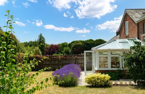 Blandford Saint Mary Apartment | CHARMING COTTAGE - SPECIAL GATEAWAY | SLEEPS 8 | HOT TUB | BBQ | PATIO | WI-FI | PET ALLOWED