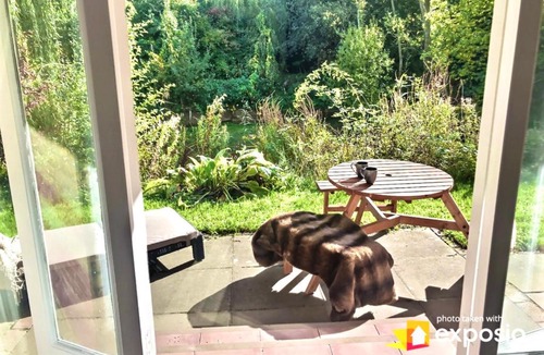 Wisbech Apartment | Charming Country Retreat -Lake View Cottage with Hot tub