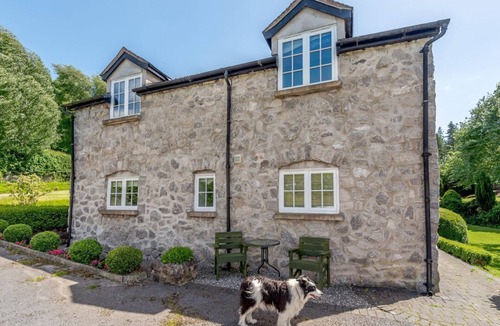 Ruthin Apartment | Charming Distyll Home in Ruthin