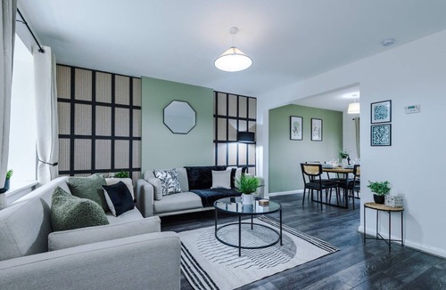 Ashton-under-Lyne House | Charming Home in Mossley Sleeps8