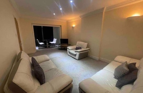 Hillingdon House | Charming House with Garden - Sleeps 6 & Parking
