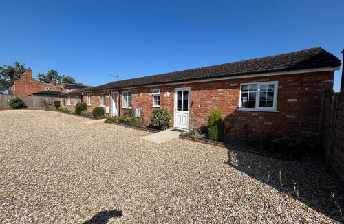 Skegness House | Charming Lakefront Cottage, Pet-Friendly Retreat