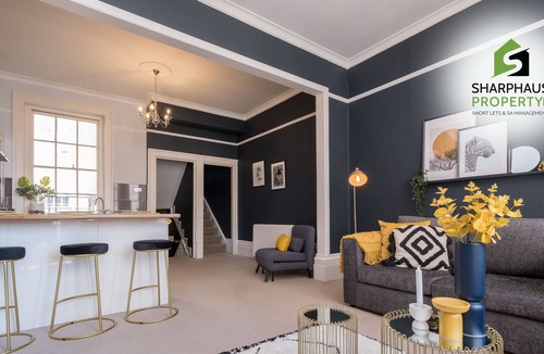 The Cultural Quarter Condo | Charming luxury 3Bed Apartment in a Prime Location