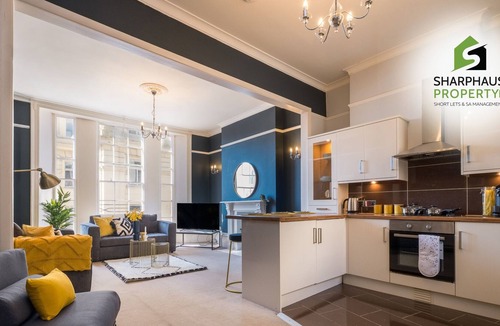 The Cultural Quarter Condo | Charming luxury 3Bed Apartment in a Prime Location