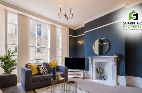 The Cultural Quarter Condo | Charming luxury 3Bed Apartment in a Prime Location