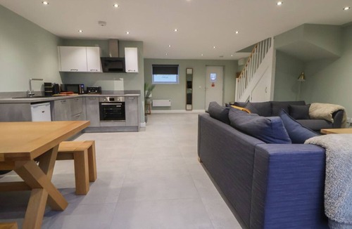 Chorlton-by-Backford House | Charming Oak Barn Retreat Near Ashcroft Fm