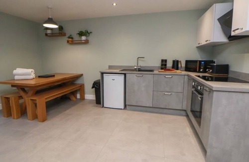 Chorlton-by-Backford House | Charming Oak Barn Retreat Near Ashcroft Fm