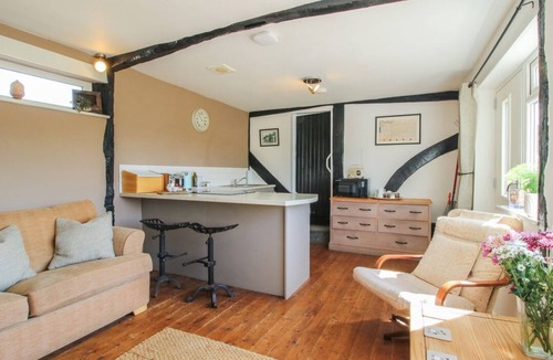 Llansantffraid-ym-Mechain Cottage | Charming Old Beams Retreat