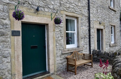 Hope Valley House | Charming Riverside Cottage in Bradwell, Central Peak District | 4 Guests