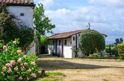 Staple Hill Hotel | Charming Stable Conversion with 2 Ensuite Suites Sleeps 5