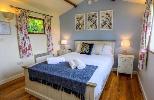 Staple Hill Hotel | Charming Stable Conversion with 2 Ensuite Suites Sleeps 5