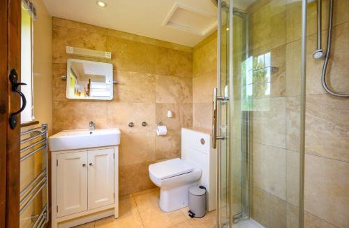Staple Hill Hotel | Charming Stable Conversion with 2 Ensuite Suites Sleeps 5