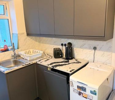 Farnham Apartment | Charming Two Double Bedroom Maisonette with Garden
