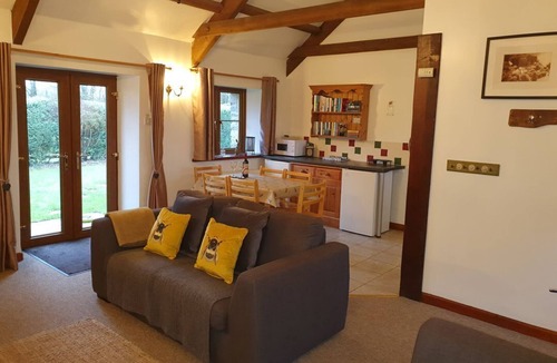 Llangybi House | Charming Ty Barcud in Nuneaton