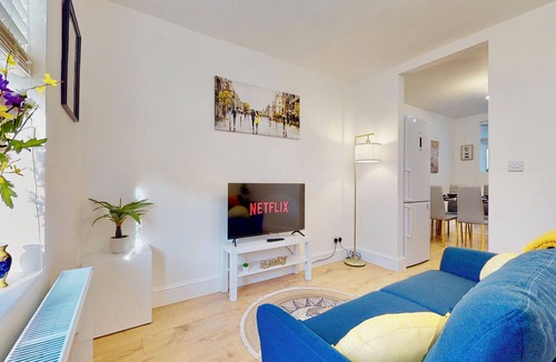 Stone House | Charming Victorian Terrace House Minutes from Station