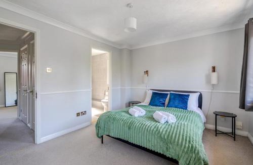 Walton-on-Thames House | Charming Walton Home with Sunny Garden - Pass the Keys