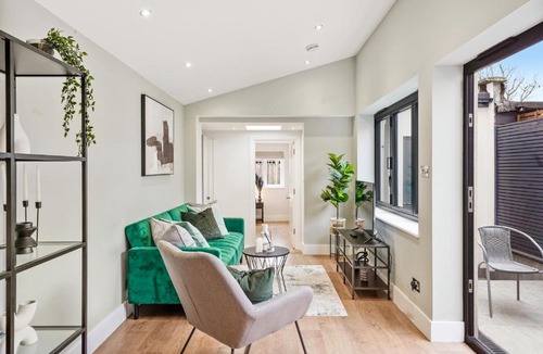 Abbey Apartment | Charming Wimbledon 3-Bed Apt with Outdoor Area
