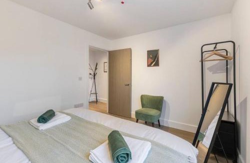 Great Baddow Apartment | Chelmsford Centre View Sleep 4 Next Chelmer canal