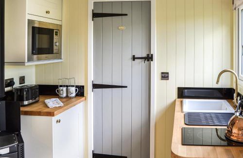 Irstead House | Chestnut - Ukc4848