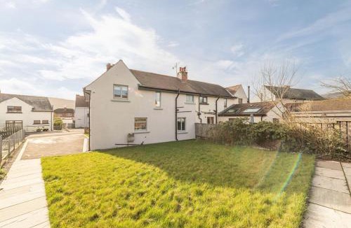 Otley Apartment | Chevin Forest Home with Cinema Style Room FULL HOUSE
