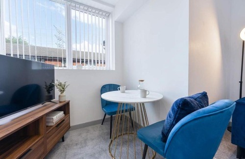 Brierley Hill Apartment | Chic 1-Bed Dudley Pad with Free Parking