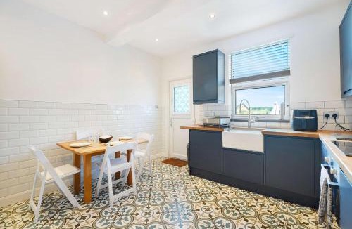 Thurnscoe Apartment | Chic 3BR Rotherham Parking WIFI By stay with us
