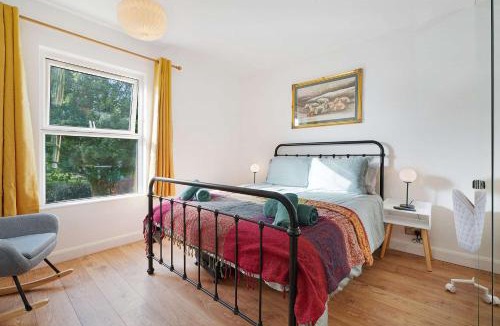 Thurnscoe Apartment | Chic 3BR Rotherham Parking WIFI By stay with us