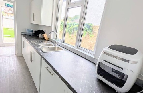 Wainscot Apartment | Chic Double En-suite-Parking Discounted long Stay