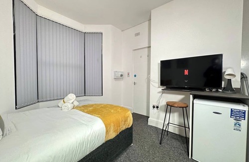 Kidderminster Apartment | Chic Studio Retreat in Kidderminster
