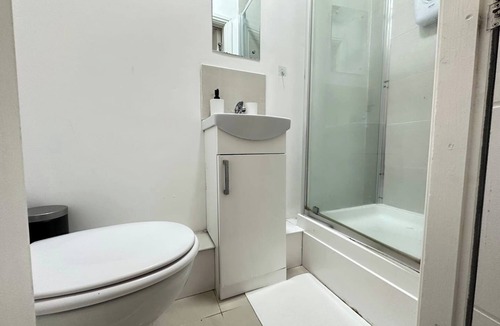 Kidderminster Apartment | Chic Studio Retreat in Kidderminster