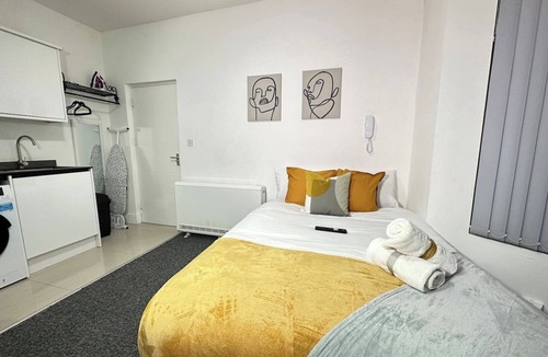 Kidderminster Apartment | Chic Studio Retreat in Kidderminster