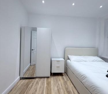 St. Mark's Apartment | Chic Surbiton Retreat Fast Train to Ldn Waterloo