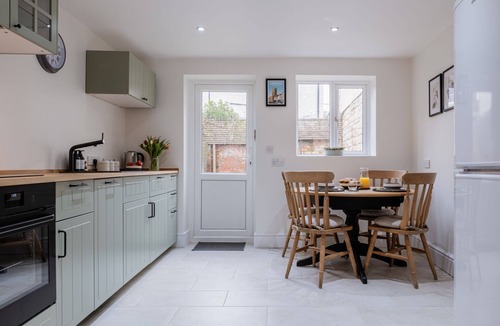 Stratton Cottage | Churn View - a cottage that sleeps 4 guests in 2 bedrooms