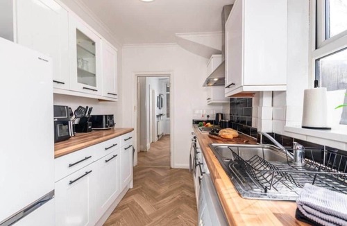 Wolverhampton House | City Centre House with Hot Tub