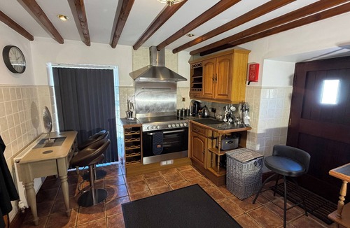 Cauldon Low House | Classy Rustic Barn Conversion Alton Towers Peaks