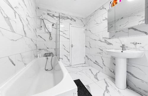 Hoe Street House | Classy Shared Home With Private Bedroom Near Tube - Bedroom3