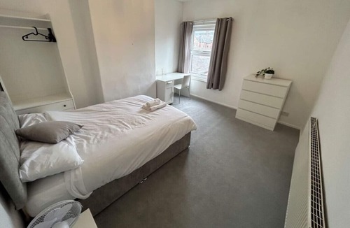 Stoke-on-Trent House | Clean Budget Accommodation