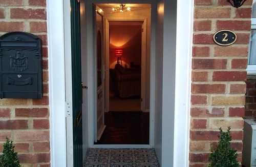 Melksham House | Clean, Cozy & Comfortable without breaking the bank