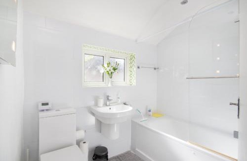 Broad Green House | Cloud9 Accommodation 3-Bed Home in Croydon, Guest 6 - High Speed Wi-Fi