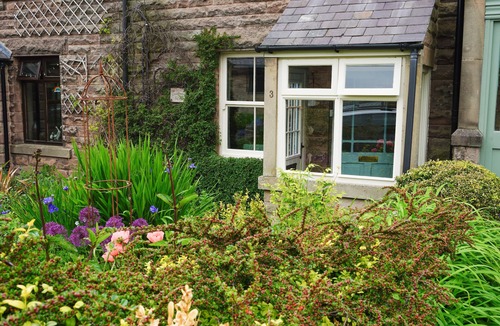 Birchover Cottage | CLOUDBERRY COTTAGE, family friendly, with open fire in Birchover
