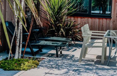Lydd House | Coastal Courtyard with Hot Tub, Greatstone